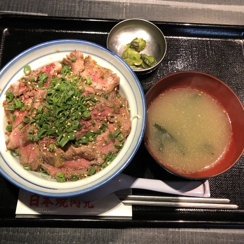 薄切りレアステーキ丼(バター醤油)(日本焼肉党 浅草橋西口店)