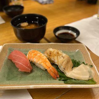 握り寿司(まぐろ、イカ、穴子)、赤出し(日本海庄や アスト津店 )