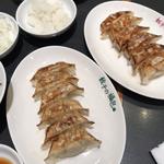 焼き餃子　ニンニクニラあり(餃子の福包 新宿店 （ギョウザノフクホウ）)