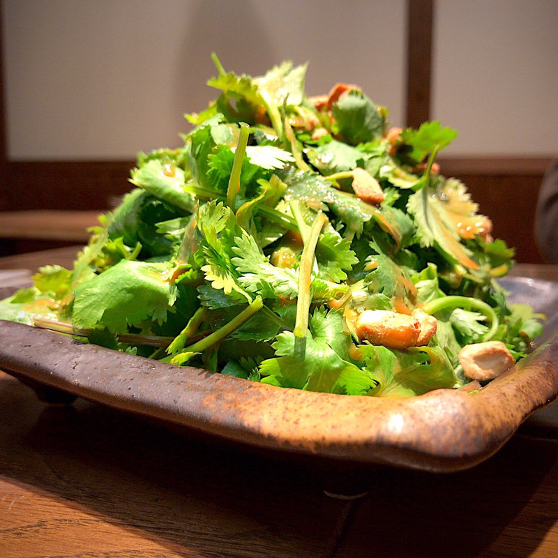 悪魔的に旨い 香菜サラダ(ダンダダン酒場　国分町店)