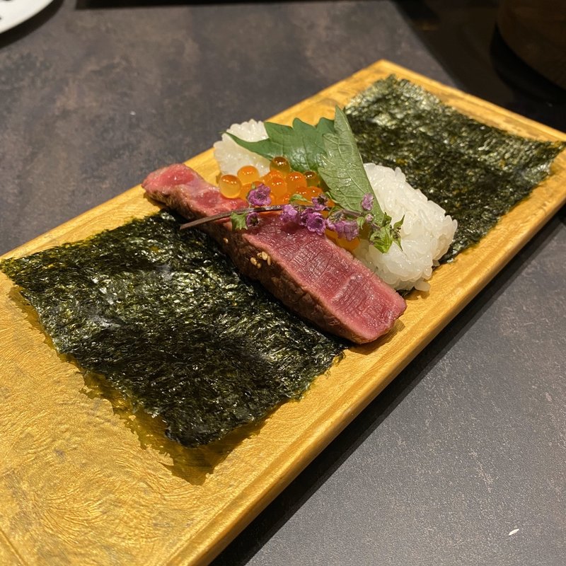 炭焼ヒレとイクラ手巻き(飛騨牛一頭家 馬喰一代 名古屋栄)