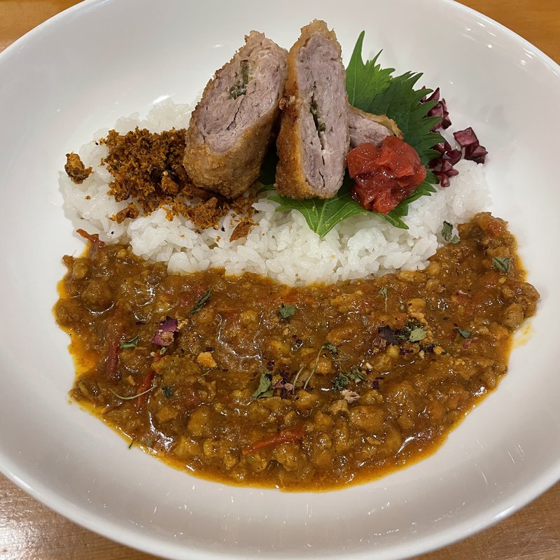 かつお出汁ポークキーマにミルカツ、そして梅しそ(限定)(らんらんルー)