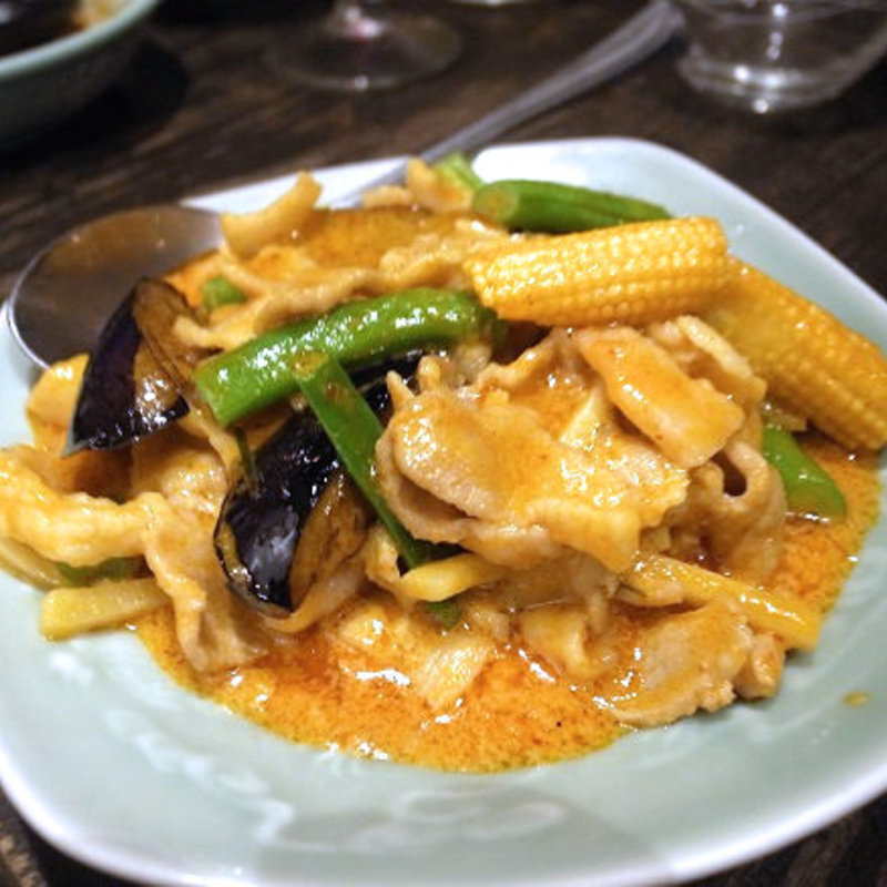 豚のレッドカレー炒め(中華屋台 雷電)