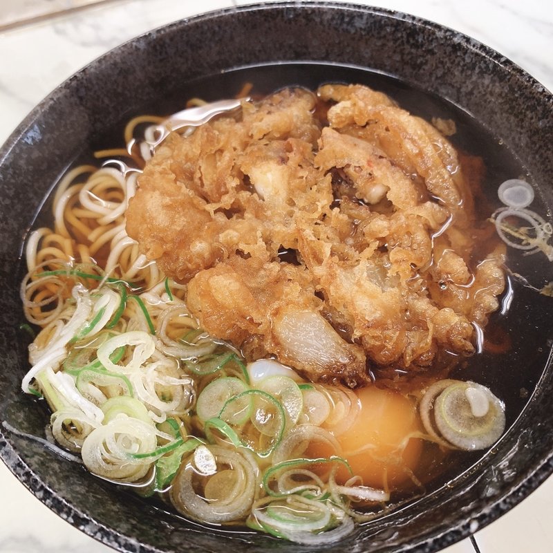 ゲソ天そば、生卵(そば・うどん 大和屋)