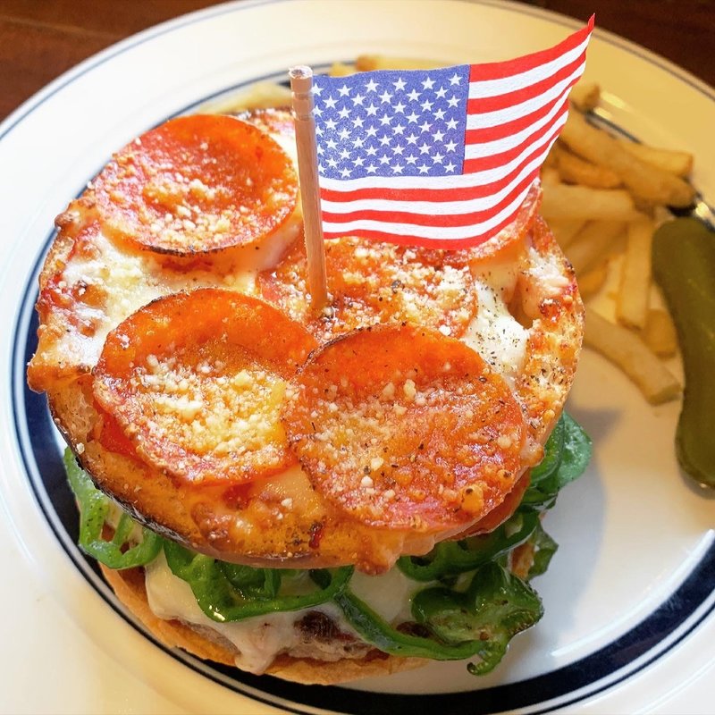 限定　ニューヨークペパロニピザバーガー(アンバープレイス)