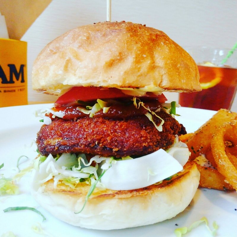 ハムチキンカツバーガー(アオラニカフェ)