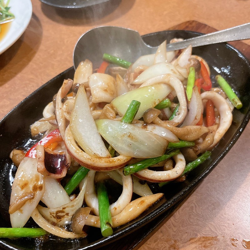 スルメイカの鉄板焼き(アジアン小皿酒家 茉莉 （ジャスミン）)