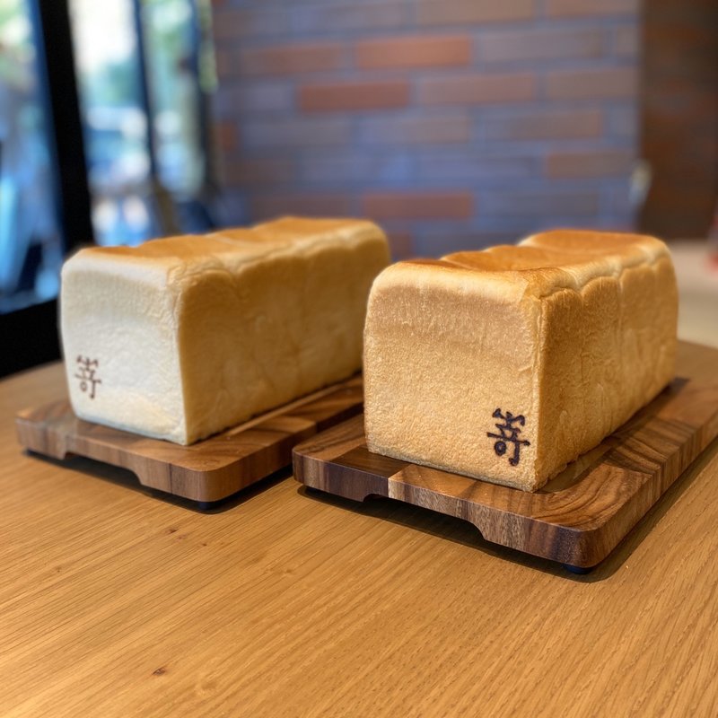 極美"ナチュラル"食パン、極生"ミルクバター"食パン(高級食パン専門店 嵜本 名古屋栄店)