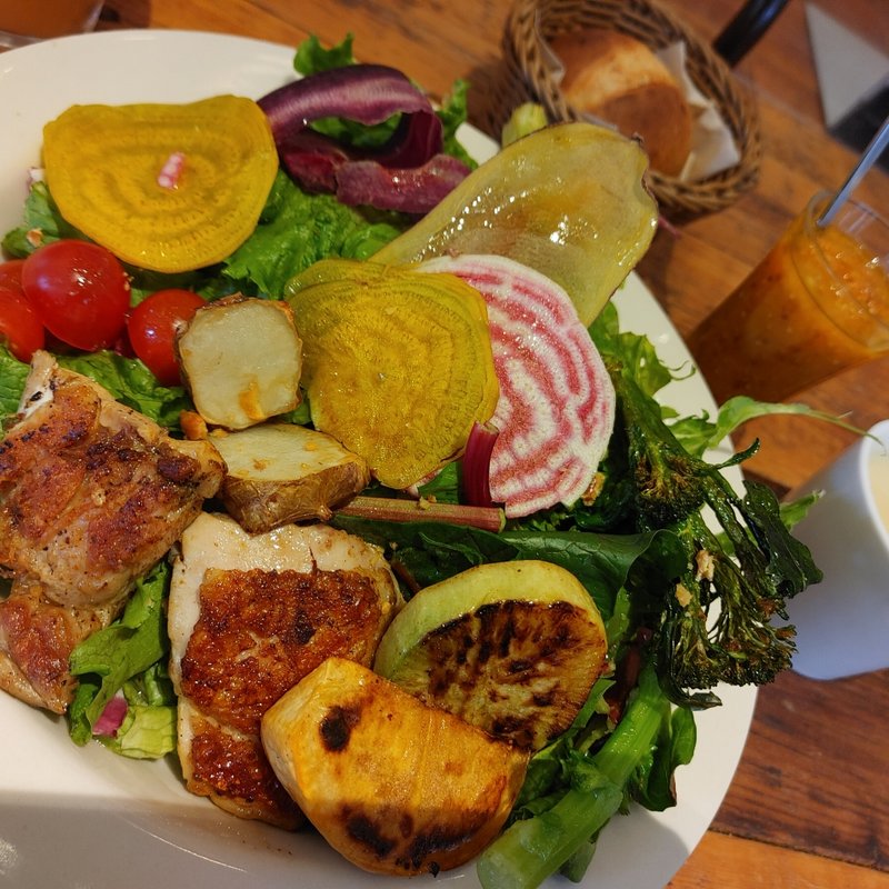 10種のこだわり野菜とハーブチキングリルの農園サラダプレート(アイビアー・ルサンパーム 二子玉川ライズ)