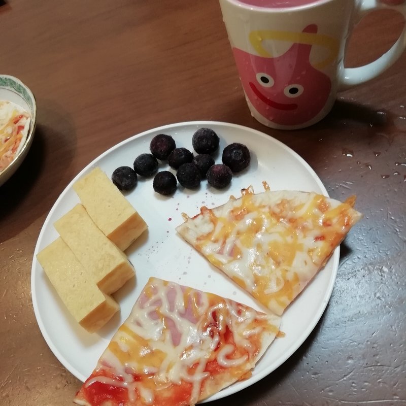 厚焼き玉子ピザブルーベリー(おうちごはん)
