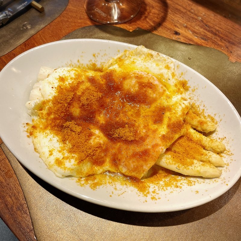 ホワイトアスパラ カラスミ目玉焼き(メグリヴァ)