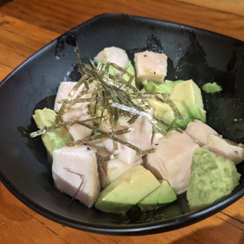 鶏アボカド(立呑み 二郎)