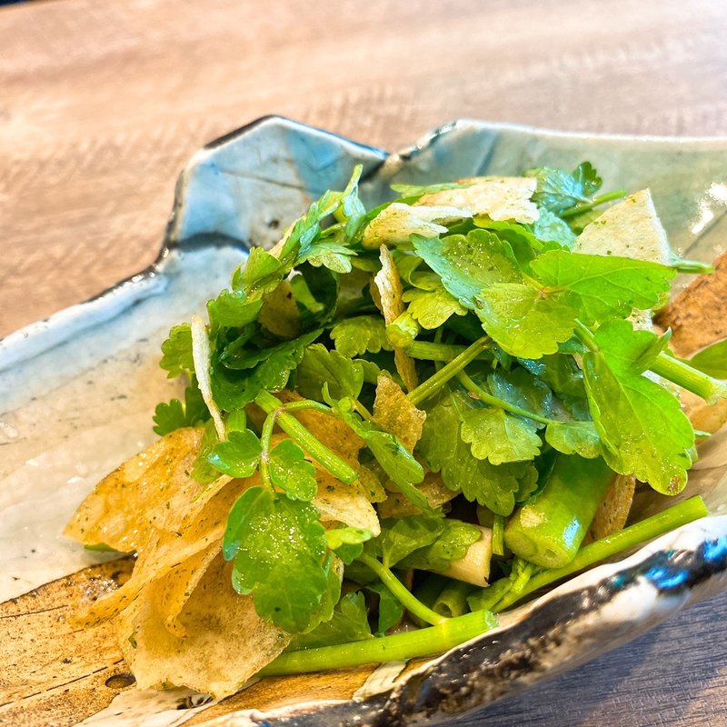 せりとポテトチップスのサラダ(手繰りや 玄治)