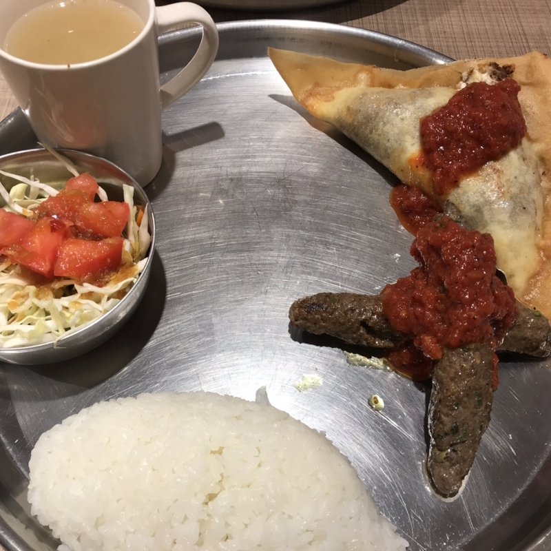 チュニジアギョウザとシシカバブのセット(ビストロひつじや)