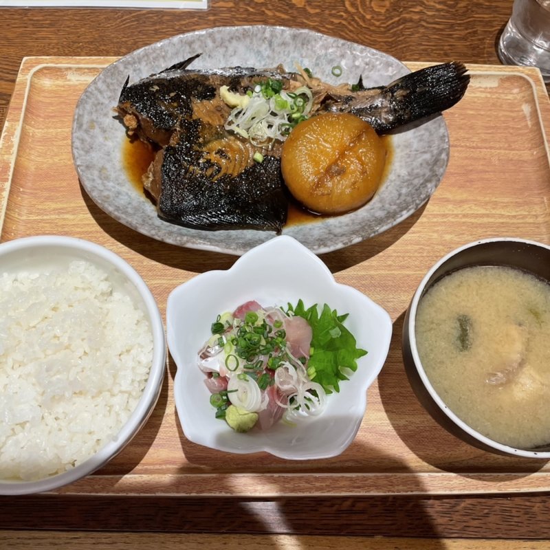 本日の日替りメニュー　黒カレイの煮付け定食(魚豊　人形町店)