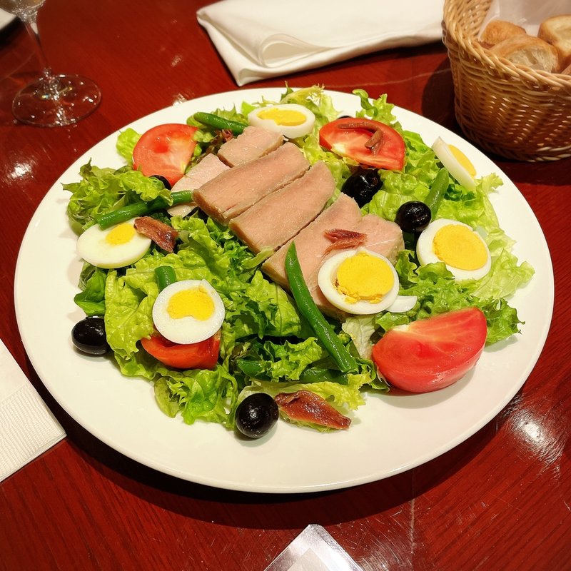 自家製ツナのニース風サラダ(ビストロ バー ア ヴァン コダマ)