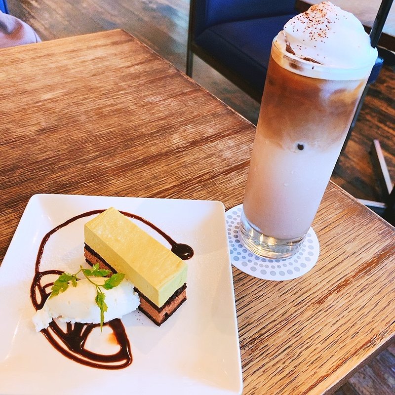 ピスタチオとダークチェリーのケーキ(カフェ ポーズ)