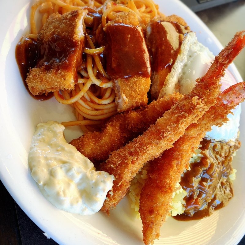 トルコライス(エビフライ+目玉焼きトッピング)(すずたとうげ )