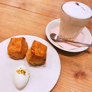 桜とホワイトチョコのスコーン(マノ カフェ （mano cafe）)