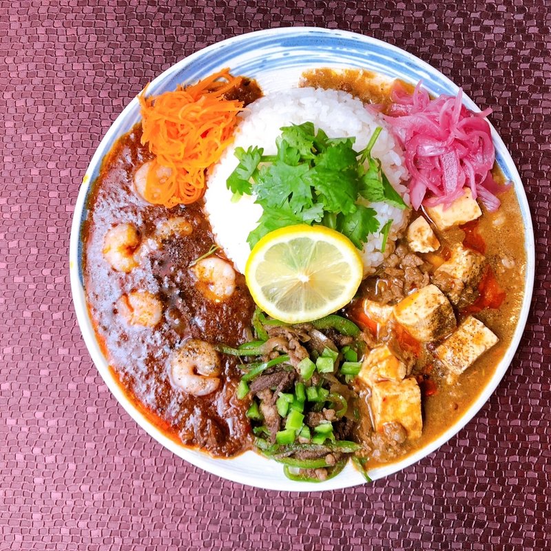 3種あいがけカレー(大衆中華酒場 ひよこ飯店)