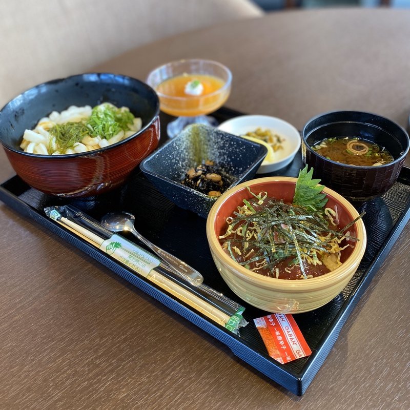 伊勢うどんとミニ志摩手こね寿司(勾玉亭 （マガタマテイ）)