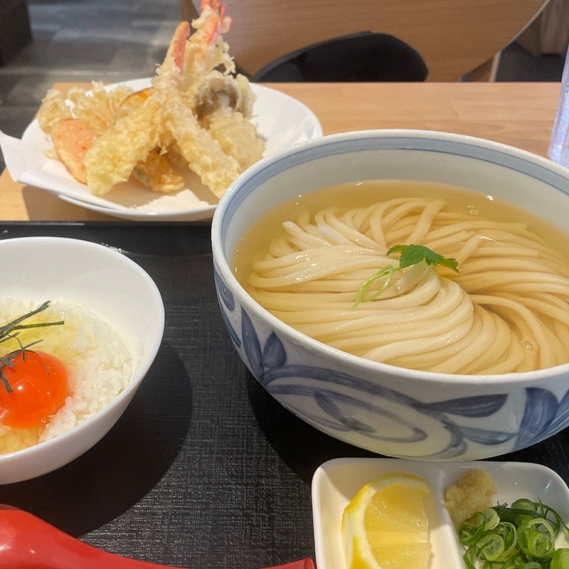 Bランチ・冷かけ天ぷら盛り合わせ・卵かけご飯(讃岐おうどん　花は咲く　若松河田店)