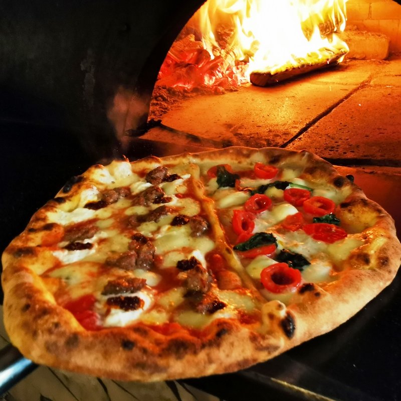 マルゲリータDOCとンドゥイヤ・エ・サルシッチャのメタメタ(トラットリア エ ピッツェリア ラルテ)