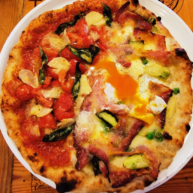 パンチェッタとグリーンピース、アスパラ、卵の春ピッツアとマリナーラのハーフ＆ハーフ(ピッツェリアパーレンテッシ)