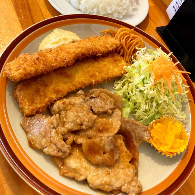 豚ロース生姜焼きとイカフライ定食(ポプラ亭 )