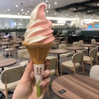 ミルク×いちごミックスソフトクリーム(北海道うまいもの館　モザイクモール港北店)