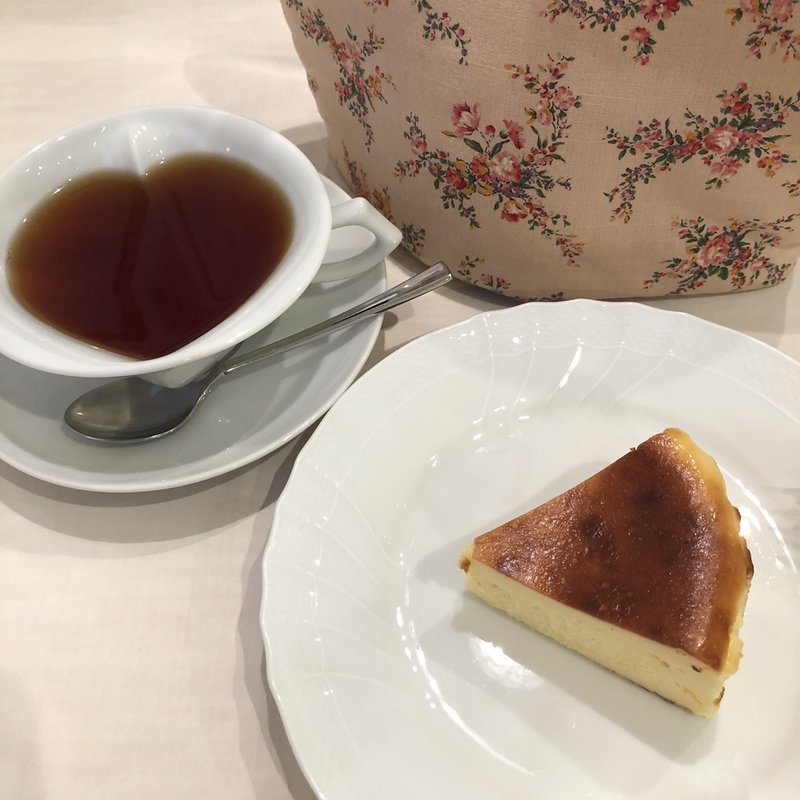 極上はちみつ紅茶、バスクチーズケーキ(紅茶専門店 ラクシュミー Lakshimi)