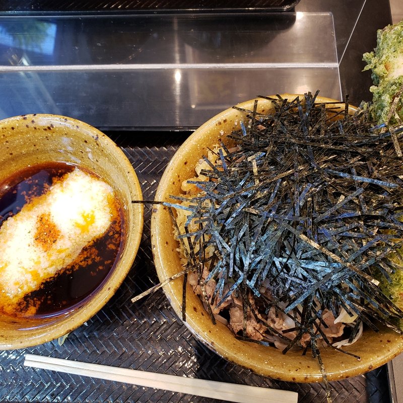 とろろ肉そば(なぜ蕎麦にラー油を入れるのか。秋葉原店)