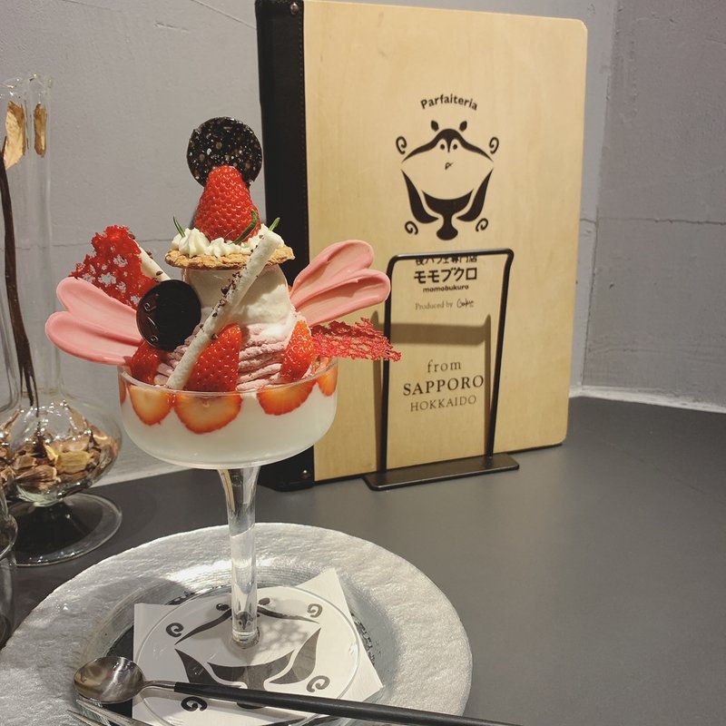 (夜パフェ専門店モモブクロ)