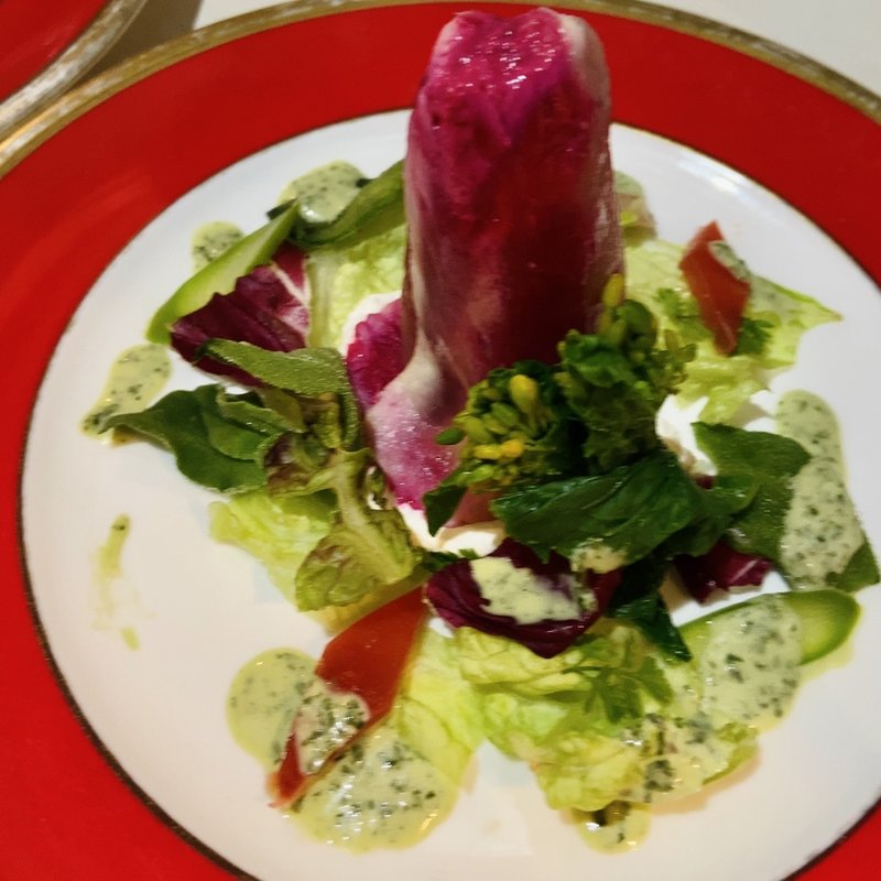 地鶏とビーツのサラダ仕立て(ガストロノミーア　サバニー)