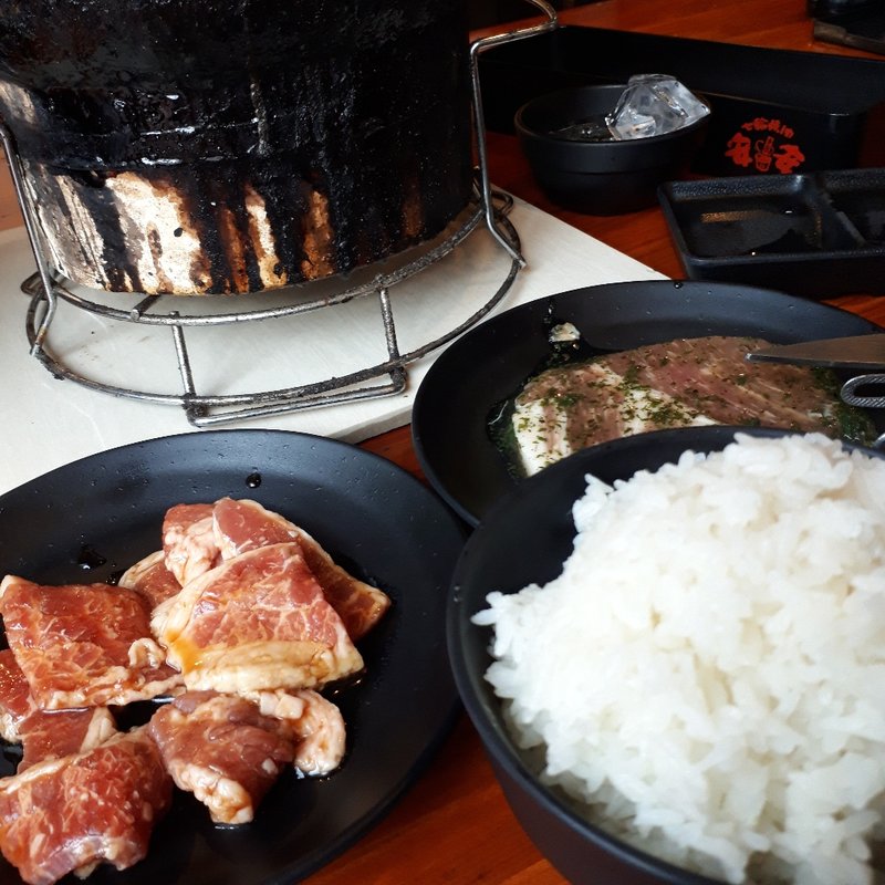 トロカルビとハーブ豚カルビ、ライス中(七輪焼肉 安安 大塚店)