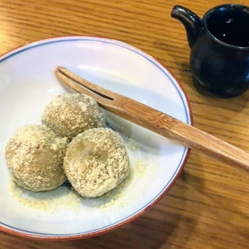 そば餅を鶯きな粉と黒蜜で(打心蕎庵)