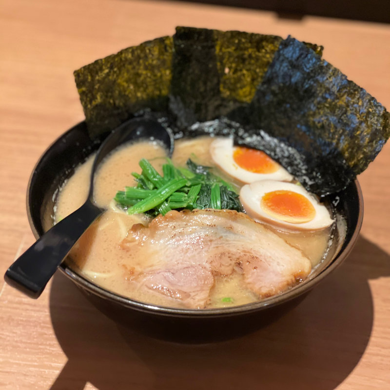 豚骨ラーメン玉子（醤油）(横浜家系ラーメン 春樹 瀬谷店)