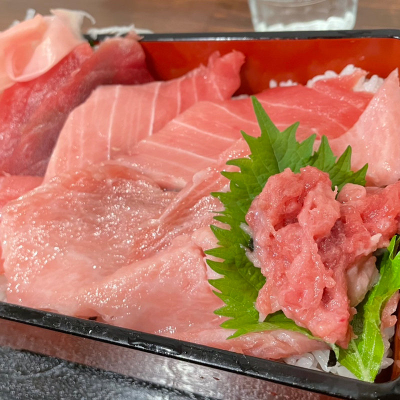 おまかせ丼(本まぐろ直売所)