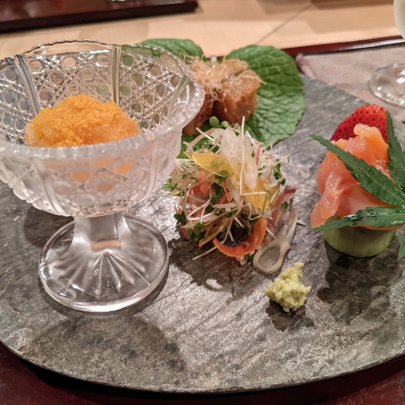 山口産赤鯛、シロイカ、子持ち昆布、苺コンポート、食用ほおずき(鮨なが井)