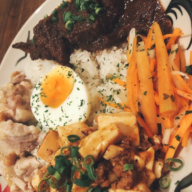 4種盛り（魯肉飯・麻婆豆腐・牛すじグリーンカレー・カオマンガイ）(アジア食堂 ウータン)