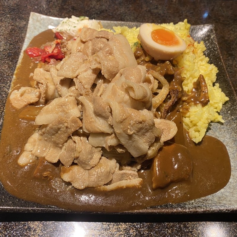 黒い肉カレーガリ豚盛り(カレーは飲み物。ニュー新橋ビル店)