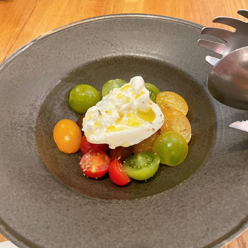 トマトとブラッタータチーズ(paglietta（パリエッタ）)