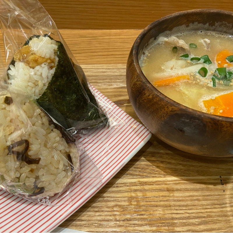 具だくさん豚汁とおむすび2個セット(こめらく )