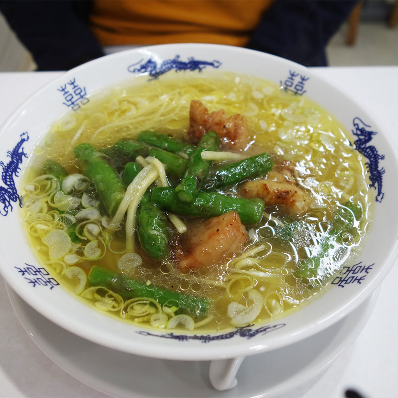 若鶏とアスパラの塩炒めラーメン(中華麺キッチンまくり＋中華居酒屋まくり)