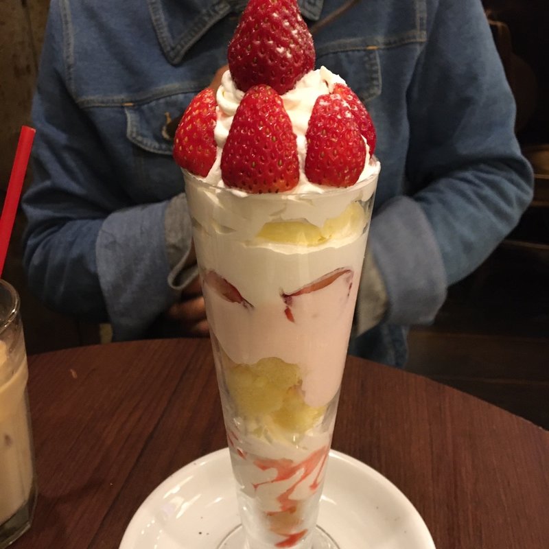 いちごパフェ(サニー・サイド)