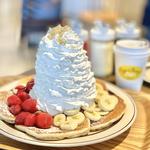 パンケーキ　ストロベリー、ホイップクリームとマカダミア　