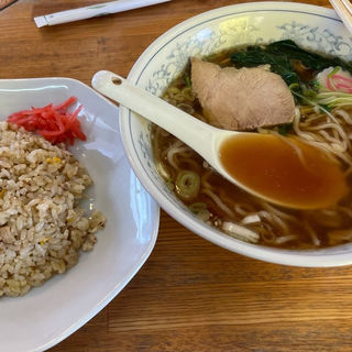 ラーメンと半チャーハン(二宮食堂)