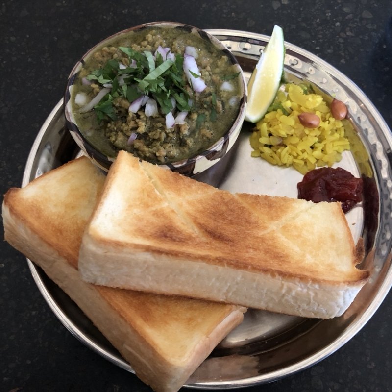 ムンバイスタイルのチキンキーマと厚切りトーストセット(あさなつこ)