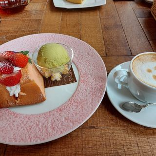 苺のシフォンケーキサンド(CAFE RESTAURANT VICTORIA （カフェレストラン ビクトリア）)
