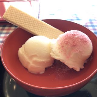 桜をかけて食べるアイスクリーム(カフェバルドー （BARDOT）)